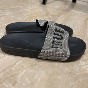 True Religion Slides Size 6 Black & Silver in great condition